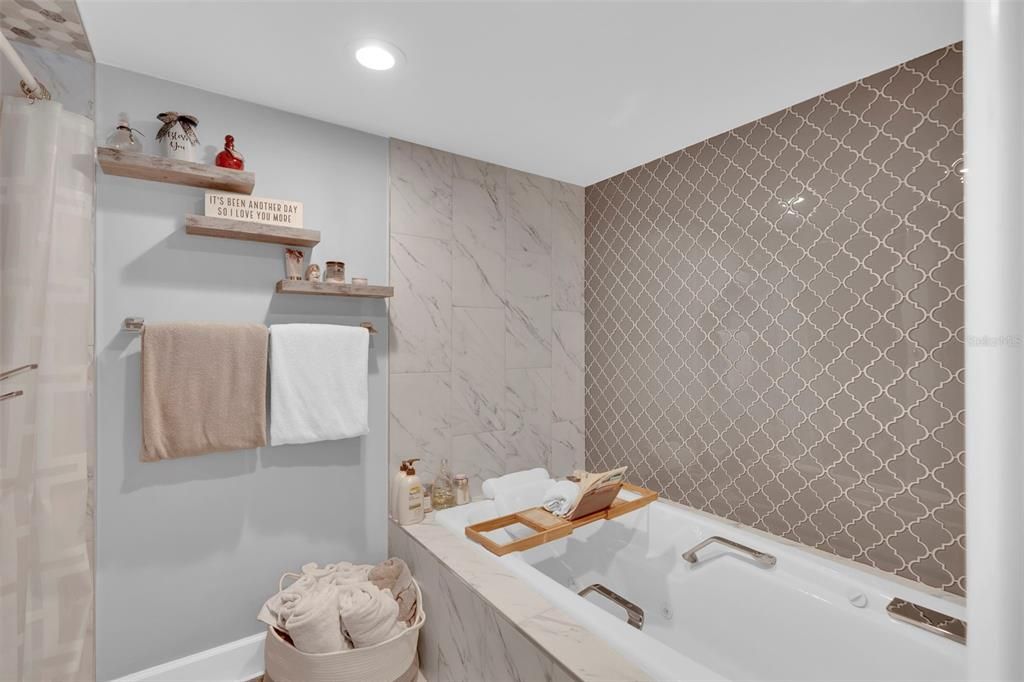 待售: $379,000 (2 贝兹, 2 浴室, 2046 平方英尺)