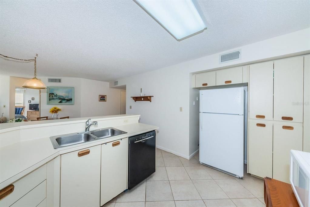 待售: $375,000 (2 贝兹, 2 浴室, 1145 平方英尺)