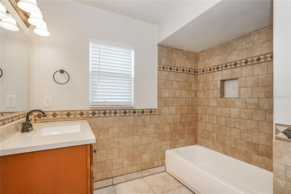 В аренду: $1,945 (4 спален, 2 ванн, 1214 Квадратных фут)