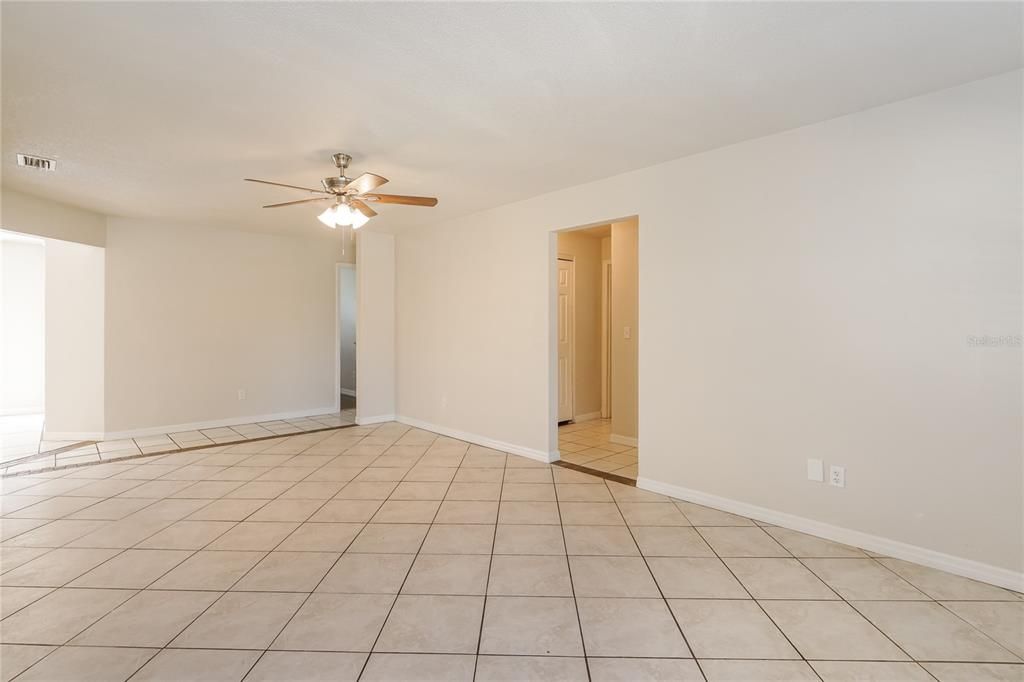 В аренду: $1,945 (4 спален, 2 ванн, 1214 Квадратных фут)