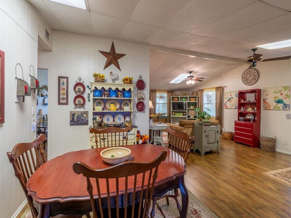 Activo con contrato: $290,000 (3 camas, 1 baños, 1276 Pies cuadrados)