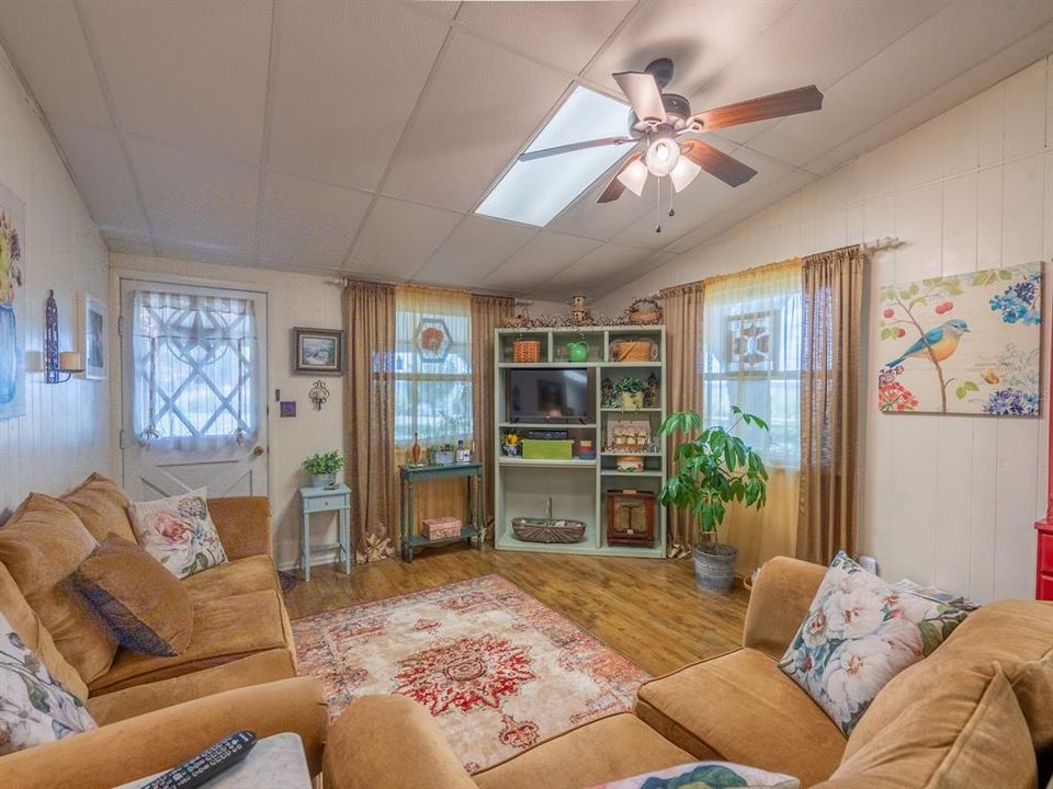 Activo con contrato: $290,000 (3 camas, 1 baños, 1276 Pies cuadrados)