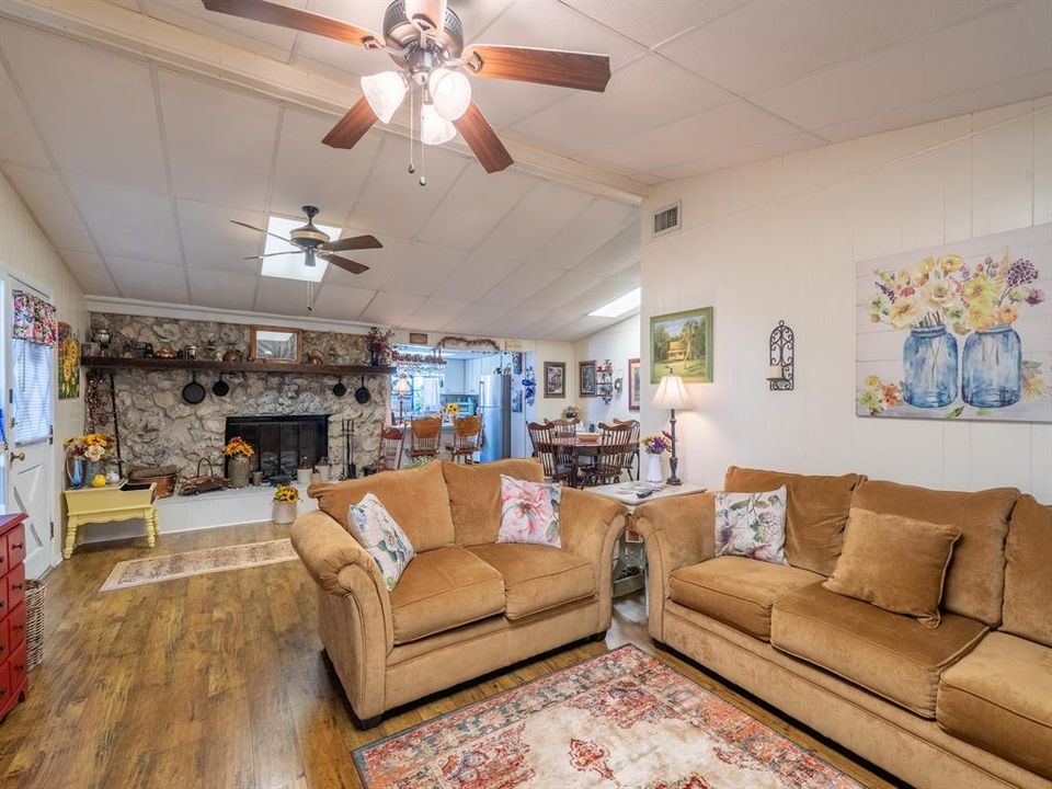 Activo con contrato: $290,000 (3 camas, 1 baños, 1276 Pies cuadrados)