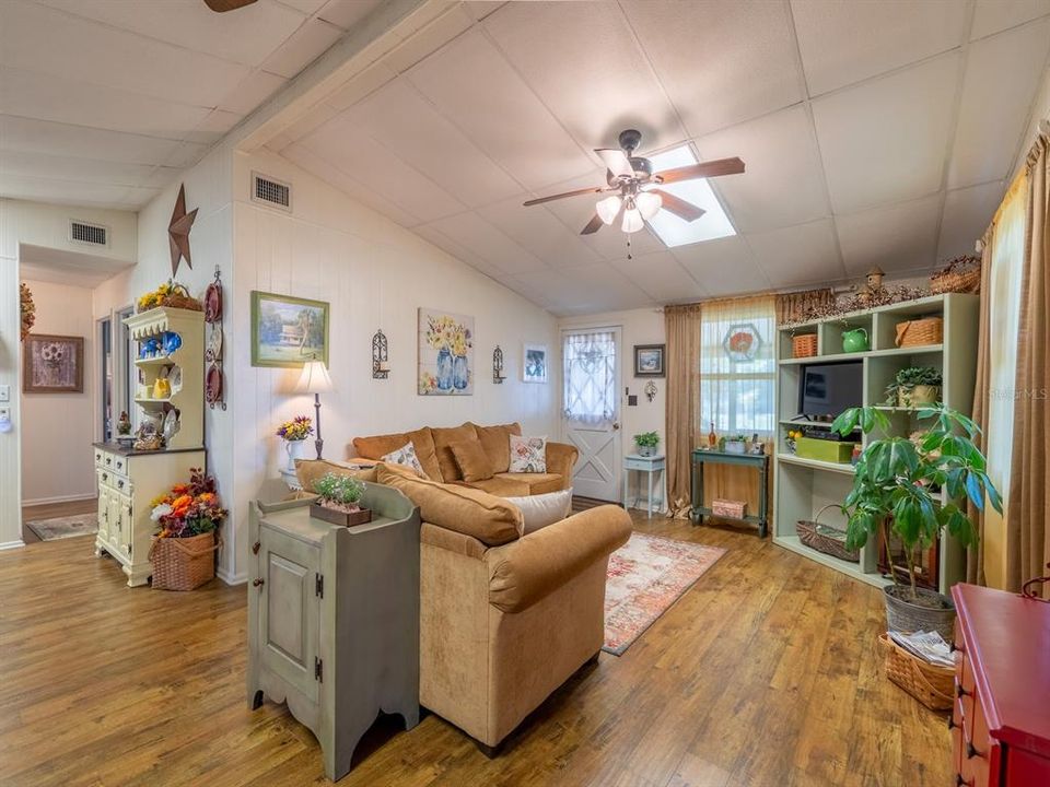 Activo con contrato: $290,000 (3 camas, 1 baños, 1276 Pies cuadrados)