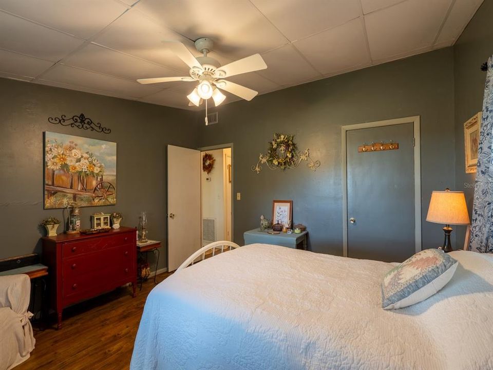 Activo con contrato: $290,000 (3 camas, 1 baños, 1276 Pies cuadrados)