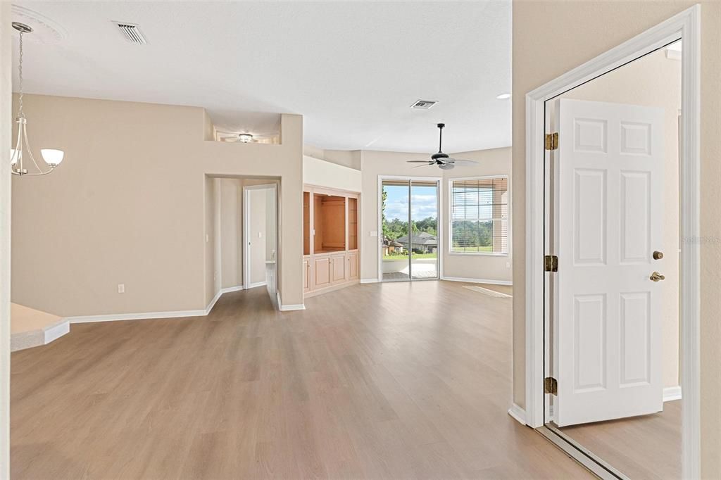 合同活跃: $255,000 (2 贝兹, 2 浴室, 1500 平方英尺)