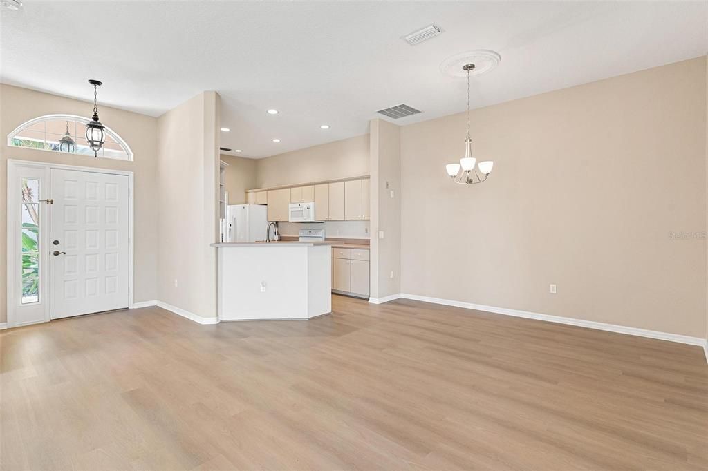 合同活跃: $255,000 (2 贝兹, 2 浴室, 1500 平方英尺)