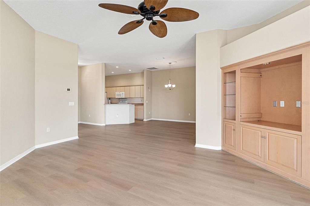 合同活跃: $255,000 (2 贝兹, 2 浴室, 1500 平方英尺)