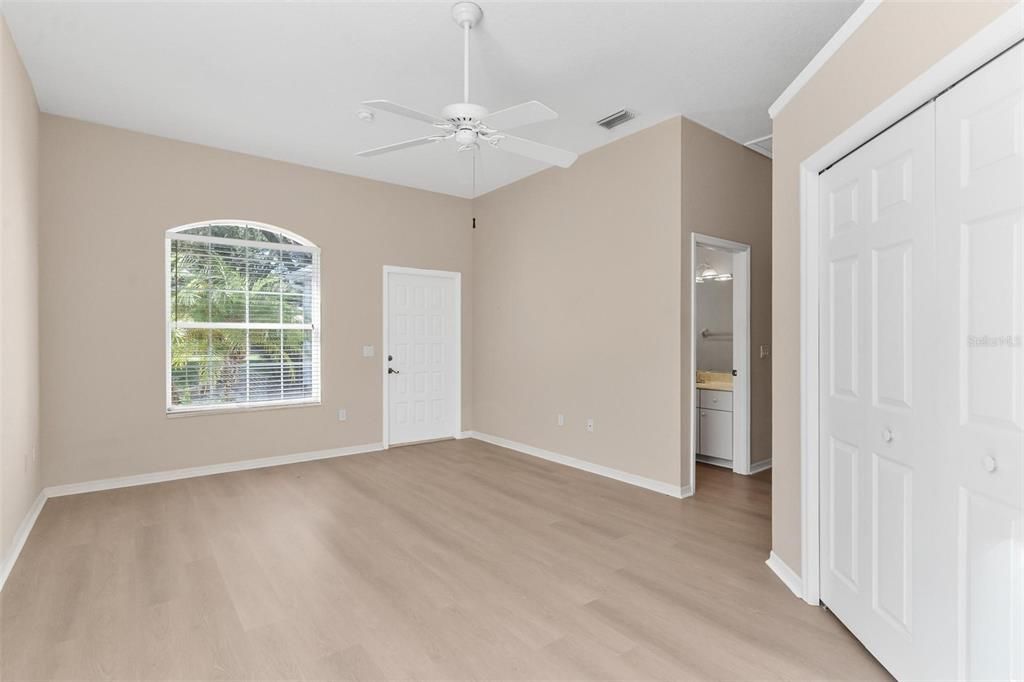 合同活跃: $255,000 (2 贝兹, 2 浴室, 1500 平方英尺)