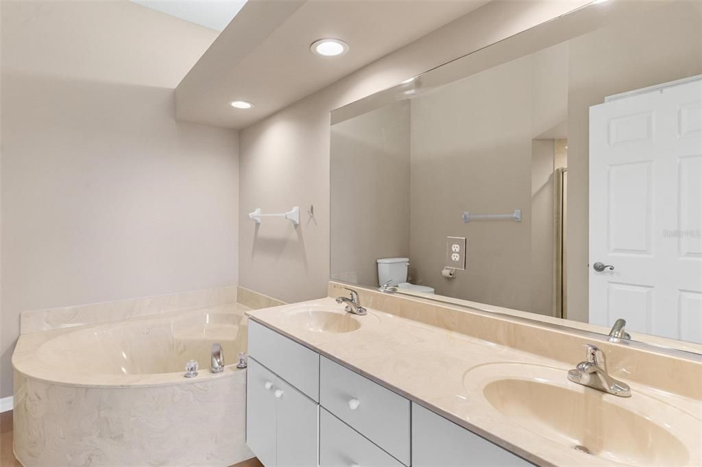 合同活跃: $255,000 (2 贝兹, 2 浴室, 1500 平方英尺)