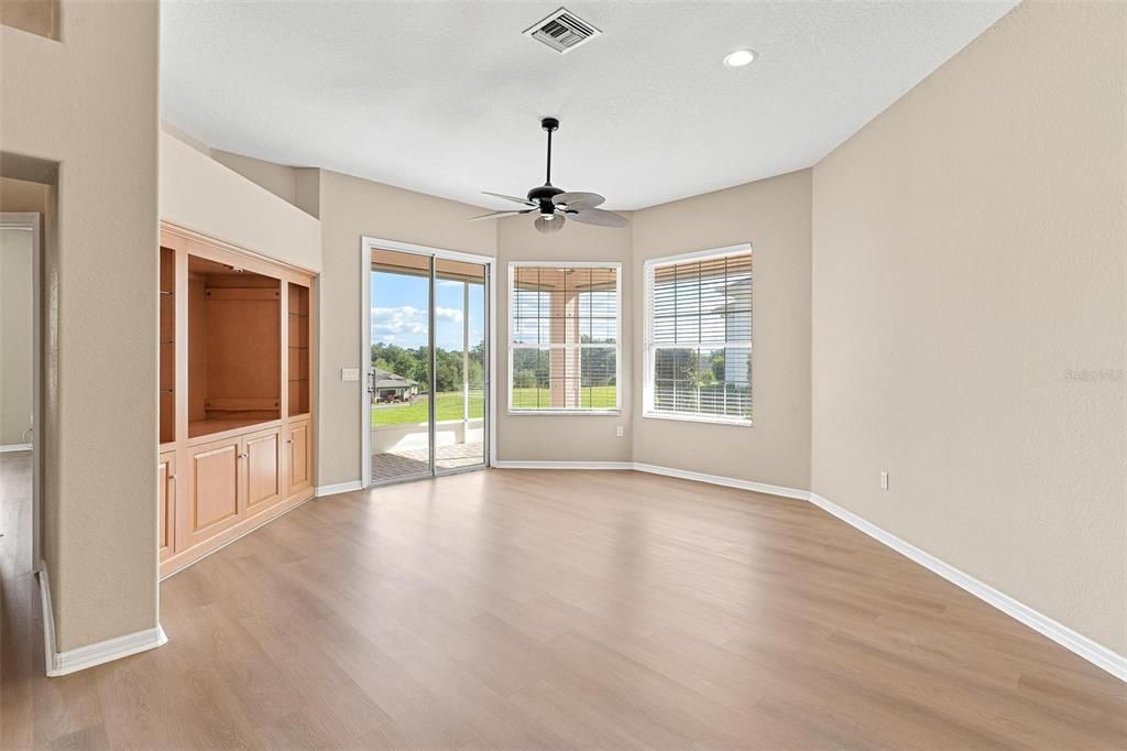 合同活跃: $255,000 (2 贝兹, 2 浴室, 1500 平方英尺)