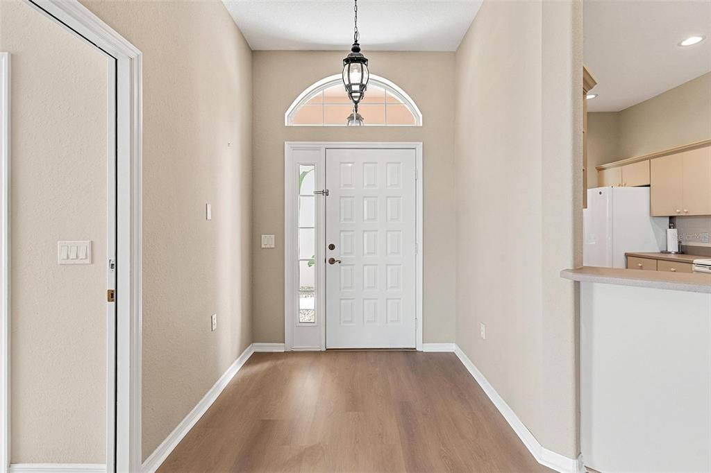 合同活跃: $255,000 (2 贝兹, 2 浴室, 1500 平方英尺)