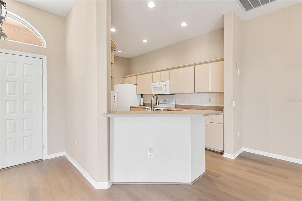 合同活跃: $255,000 (2 贝兹, 2 浴室, 1500 平方英尺)