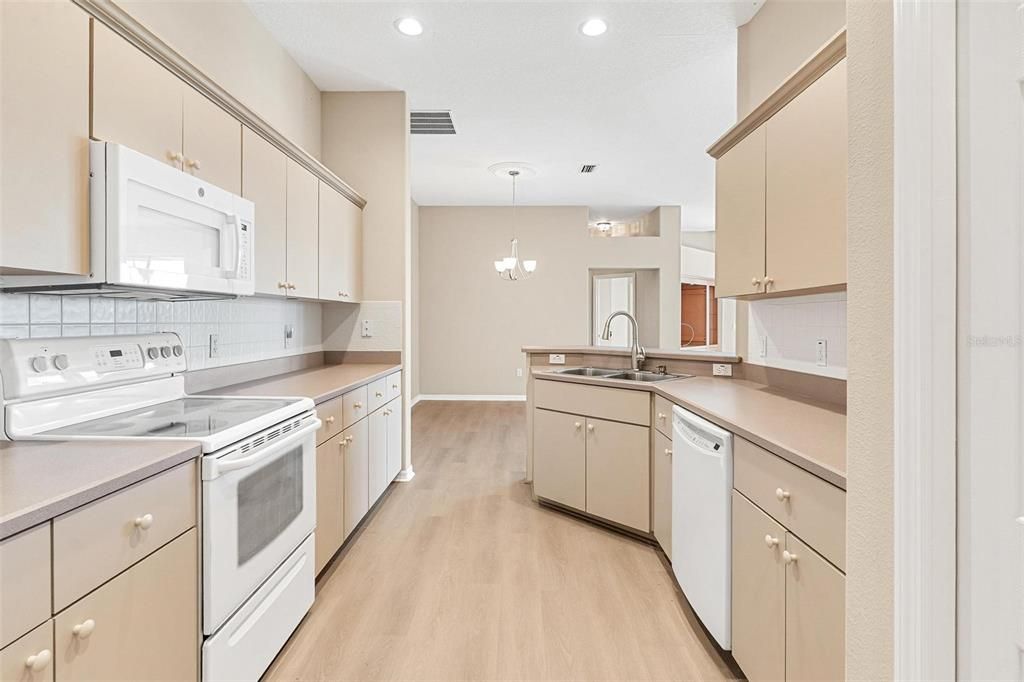 合同活跃: $255,000 (2 贝兹, 2 浴室, 1500 平方英尺)