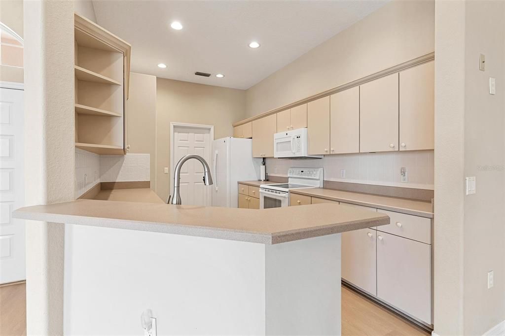 合同活跃: $255,000 (2 贝兹, 2 浴室, 1500 平方英尺)