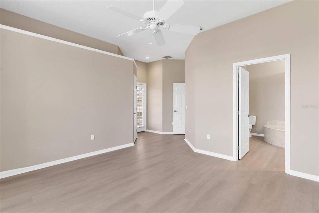 合同活跃: $255,000 (2 贝兹, 2 浴室, 1500 平方英尺)