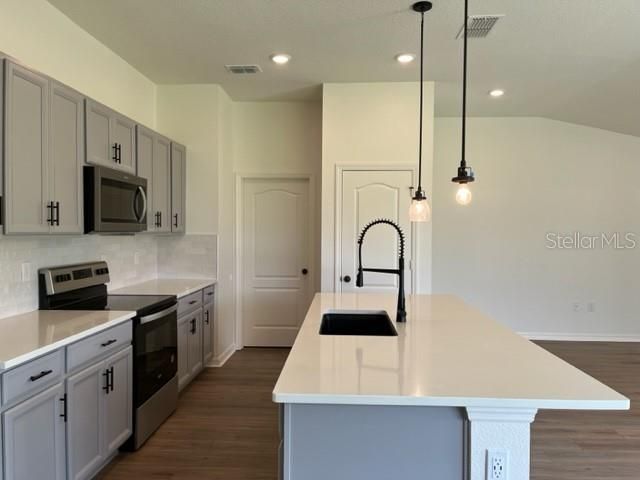 For Sale: $419,700 (3 beds, 2 baths, 1656 Square Feet)