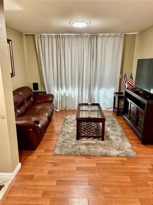 For Sale: $152,000 (1 beds, 1 baths, 697 Square Feet)