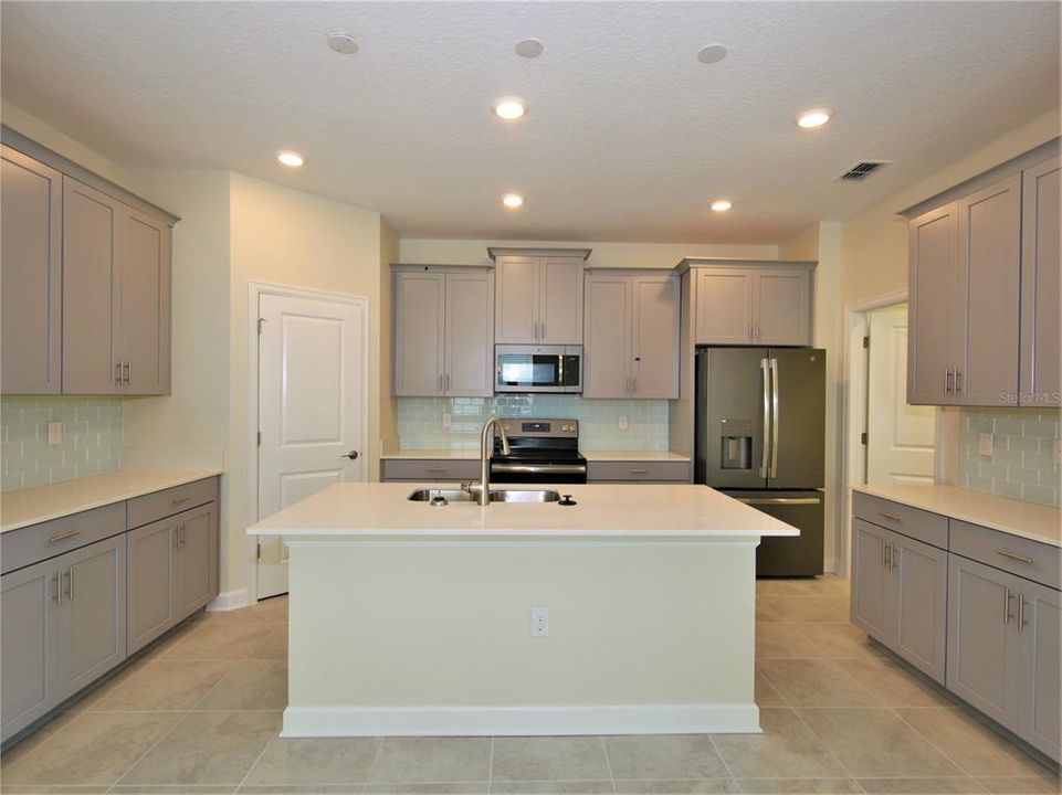 Active With Contract: $2,650 (4 beds, 3 baths, 2166 Square Feet)