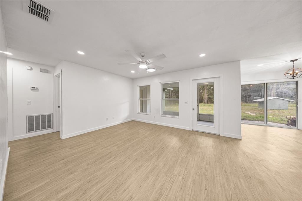 合同活跃: $219,000 (3 贝兹, 2 浴室, 1272 平方英尺)