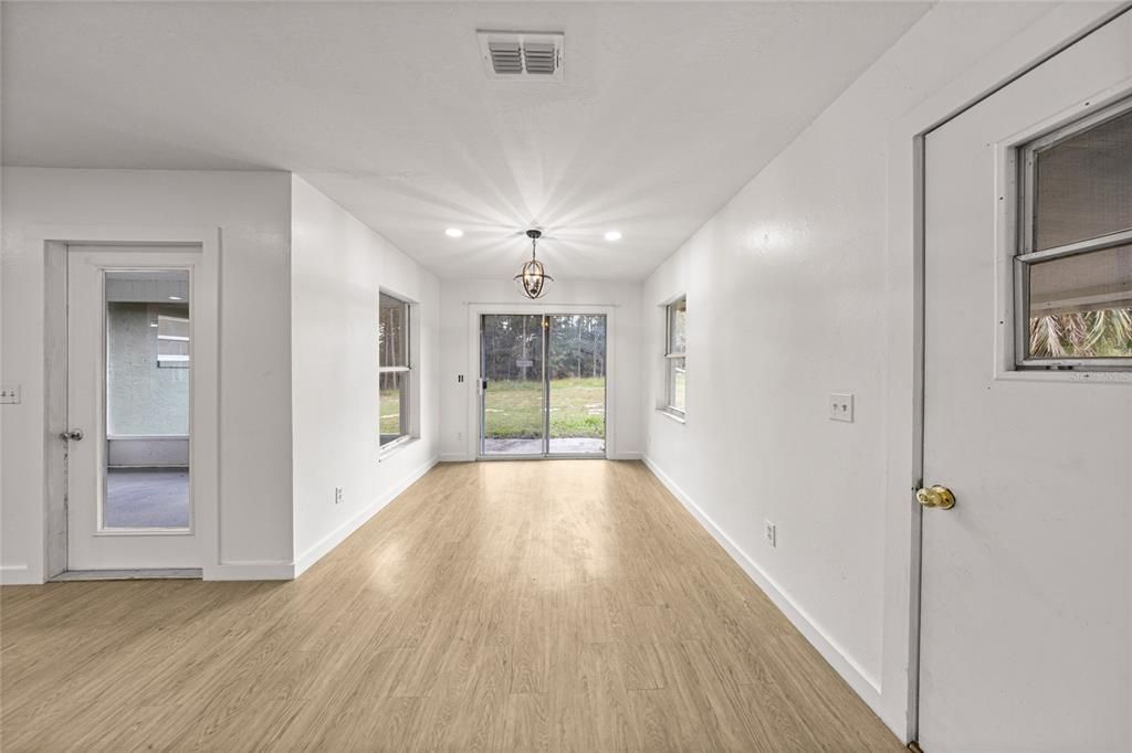 合同活跃: $219,000 (3 贝兹, 2 浴室, 1272 平方英尺)