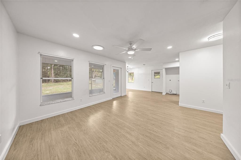 合同活跃: $219,000 (3 贝兹, 2 浴室, 1272 平方英尺)