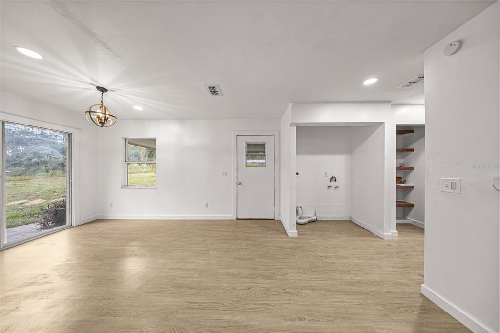 合同活跃: $219,000 (3 贝兹, 2 浴室, 1272 平方英尺)