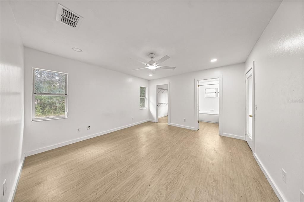 合同活跃: $219,000 (3 贝兹, 2 浴室, 1272 平方英尺)