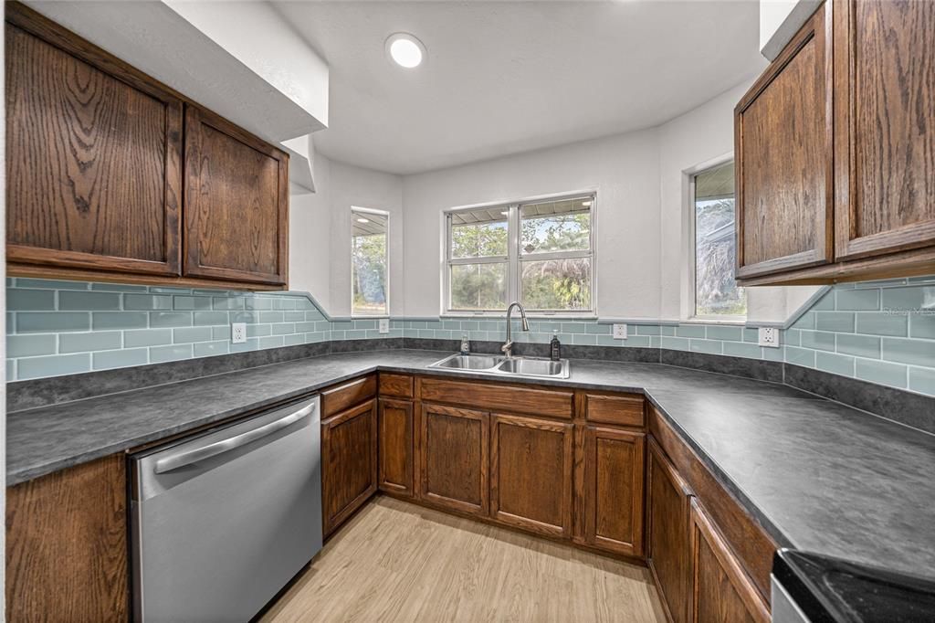 合同活跃: $219,000 (3 贝兹, 2 浴室, 1272 平方英尺)