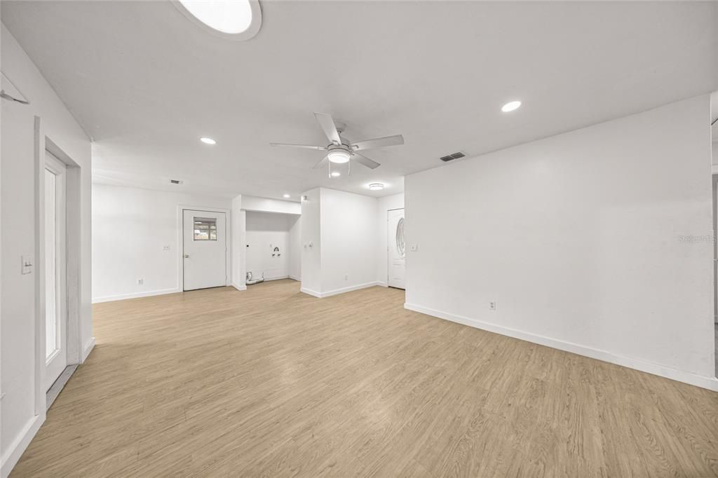 合同活跃: $219,000 (3 贝兹, 2 浴室, 1272 平方英尺)