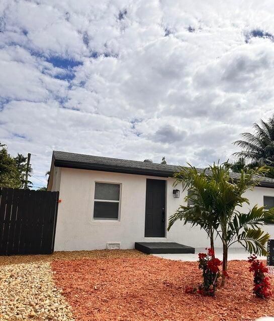 For Sale: $550,000 (3 beds, 2 baths, 1144 Square Feet)