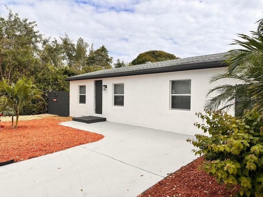 For Sale: $550,000 (3 beds, 2 baths, 1144 Square Feet)