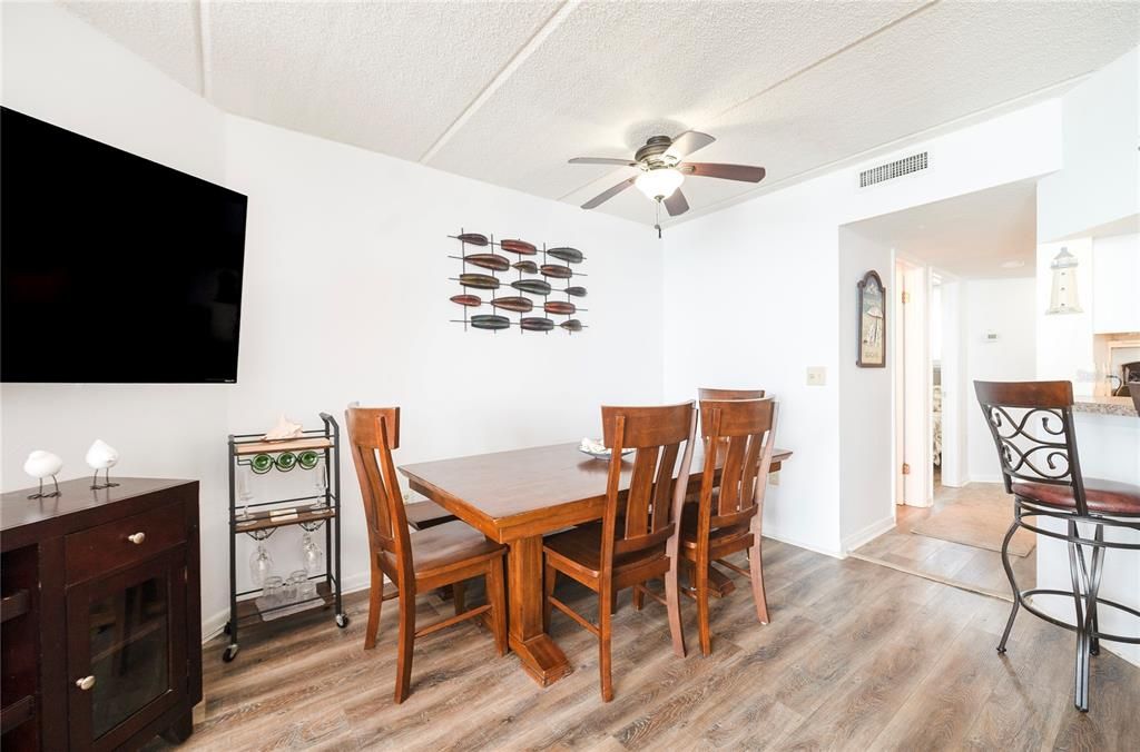 待售: $424,900 (2 贝兹, 2 浴室, 900 平方英尺)