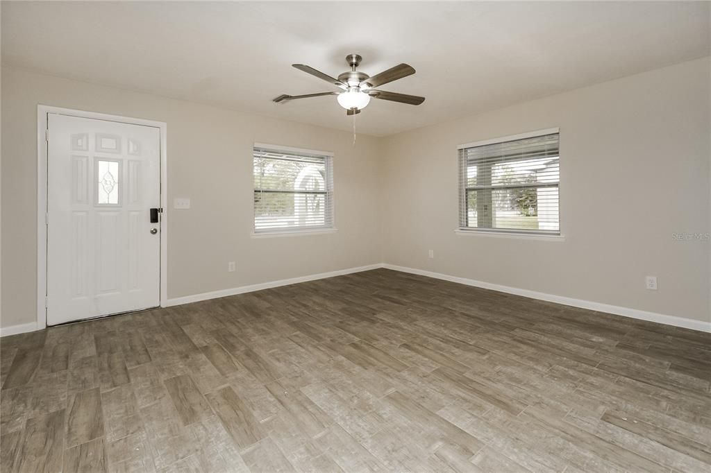 出租: $1,760 (2 贝兹, 2 浴室, 1297 平方英尺)