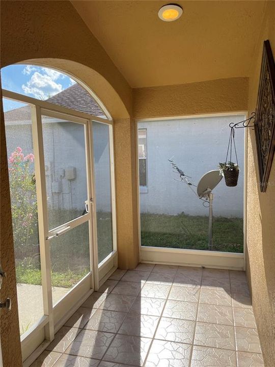 Active With Contract: $2,000 (3 beds, 2 baths, 1283 Square Feet)