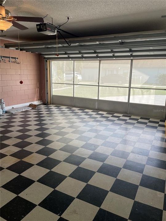 Active With Contract: $2,000 (3 beds, 2 baths, 1283 Square Feet)