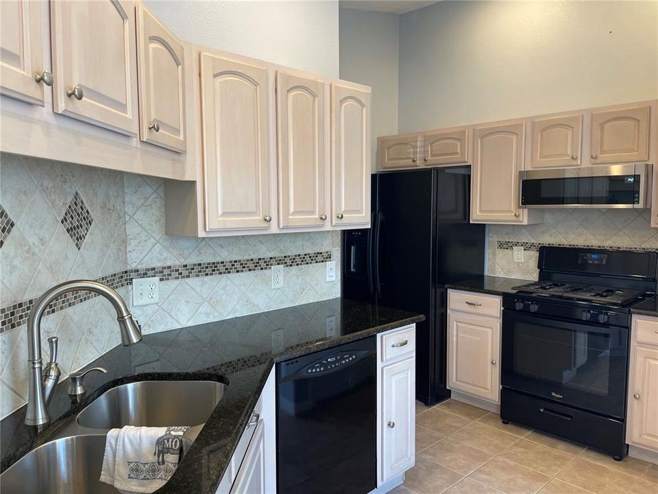 Active With Contract: $2,000 (3 beds, 2 baths, 1283 Square Feet)