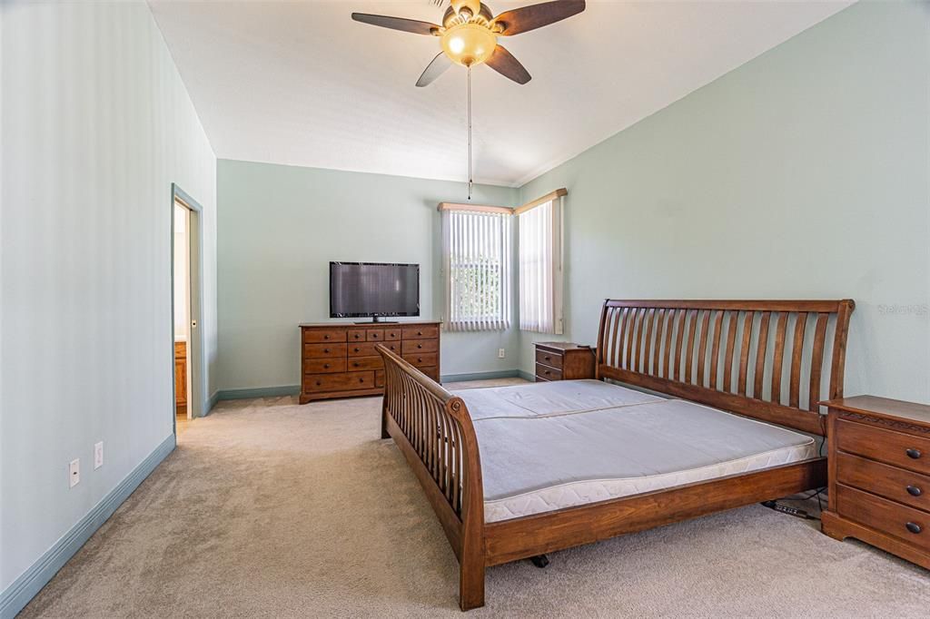 For Sale: $299,900 (3 beds, 3 baths, 1577 Square Feet)