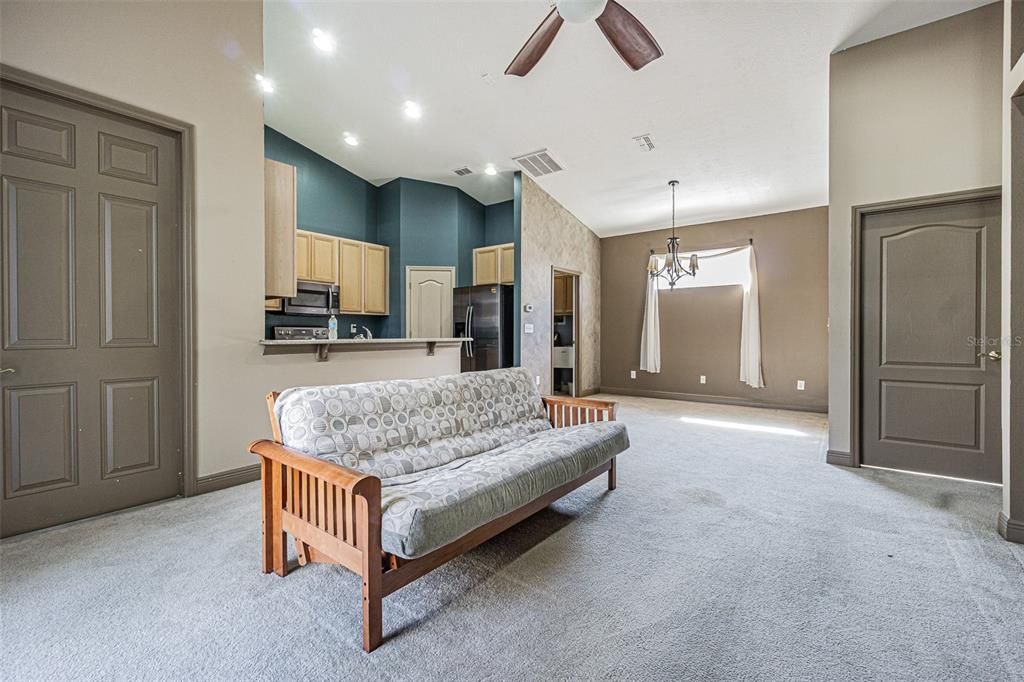 For Sale: $299,900 (3 beds, 3 baths, 1577 Square Feet)