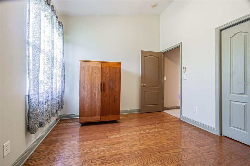 For Sale: $299,900 (3 beds, 3 baths, 1577 Square Feet)