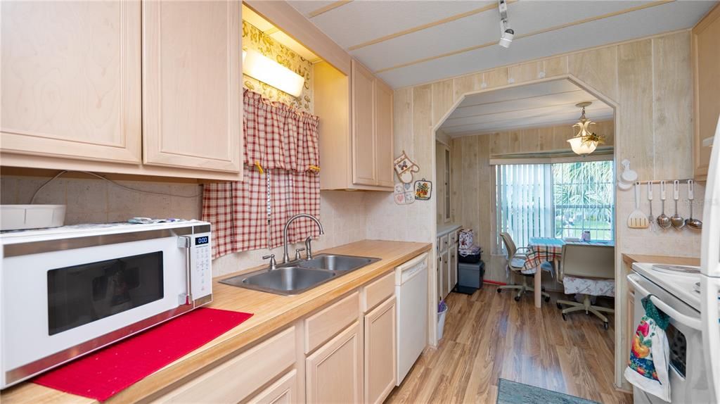 待售: $115,000 (2 贝兹, 2 浴室, 1293 平方英尺)