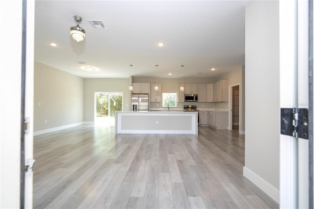 For Sale: $375,900 (3 beds, 2 baths, 1904 Square Feet)