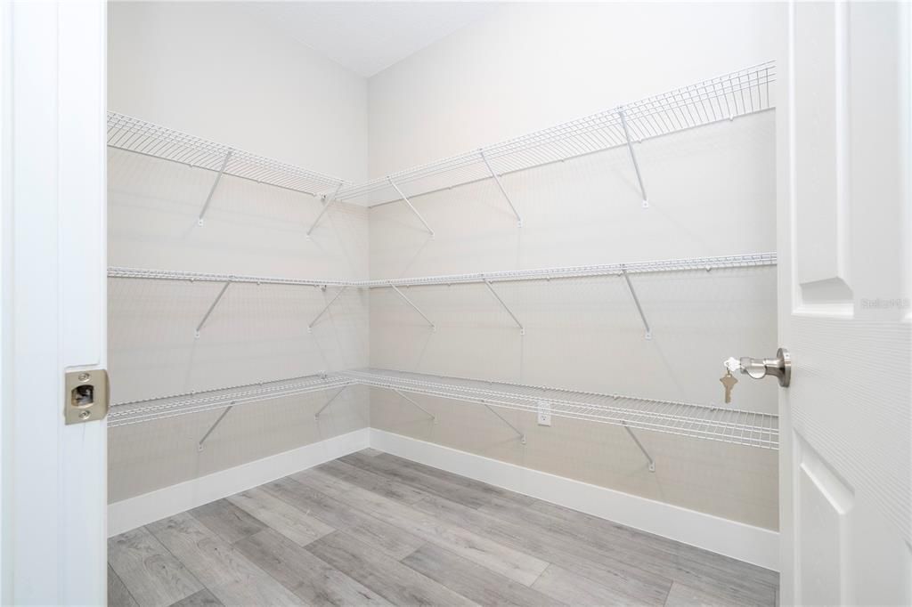 For Sale: $375,900 (3 beds, 2 baths, 1904 Square Feet)