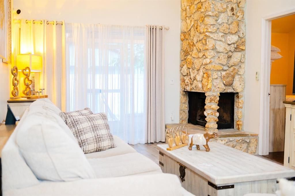 For Sale: $300,000 (2 beds, 2 baths, 1382 Square Feet)