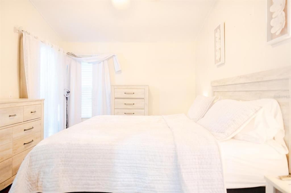 For Sale: $300,000 (2 beds, 2 baths, 1382 Square Feet)