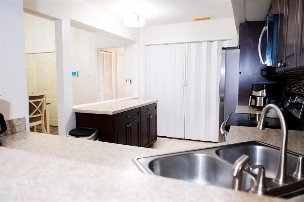 For Sale: $300,000 (2 beds, 2 baths, 1382 Square Feet)