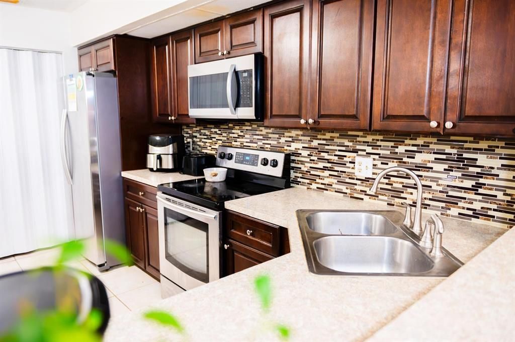 For Sale: $300,000 (2 beds, 2 baths, 1382 Square Feet)