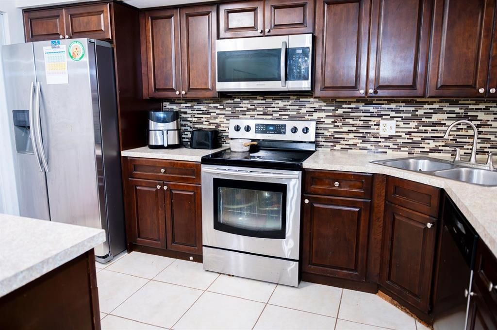 For Sale: $300,000 (2 beds, 2 baths, 1382 Square Feet)