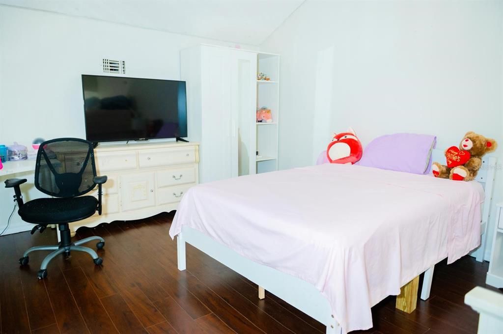 For Sale: $300,000 (2 beds, 2 baths, 1382 Square Feet)