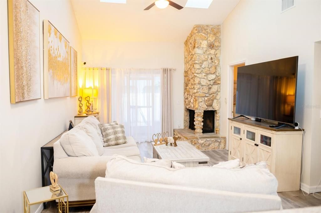 For Sale: $300,000 (2 beds, 2 baths, 1382 Square Feet)